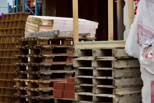Cum depozitezi corect materialele de construcție pe șantier, ca să nu le strici